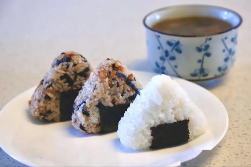 来看日本小哥的手捏饭团 这么可爱的饭团你忍心吃吗